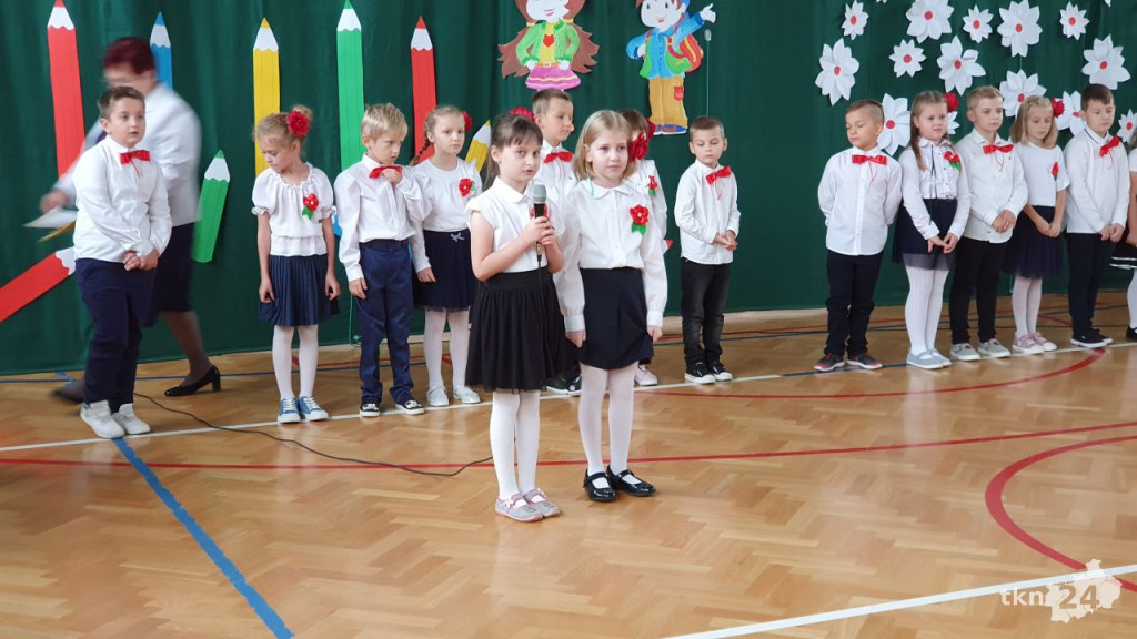 Pierwszoklasiści z Dziebałtowa pasowani na uczniów [wideo, zdjęcia]