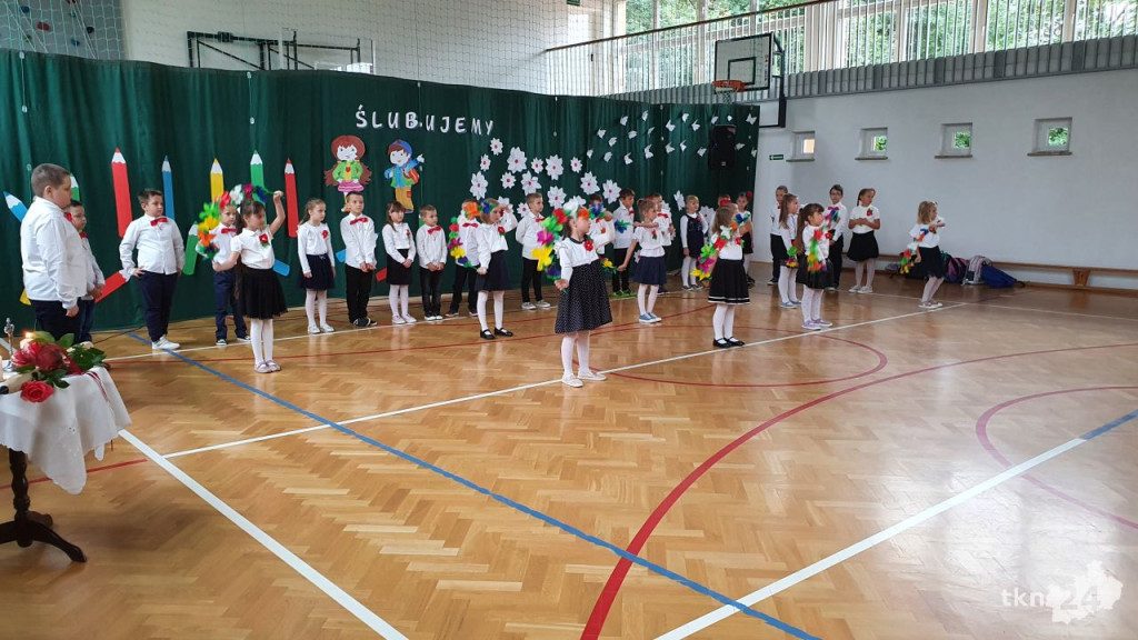 Pierwszoklasiści z Dziebałtowa pasowani na uczniów [wideo, zdjęcia]