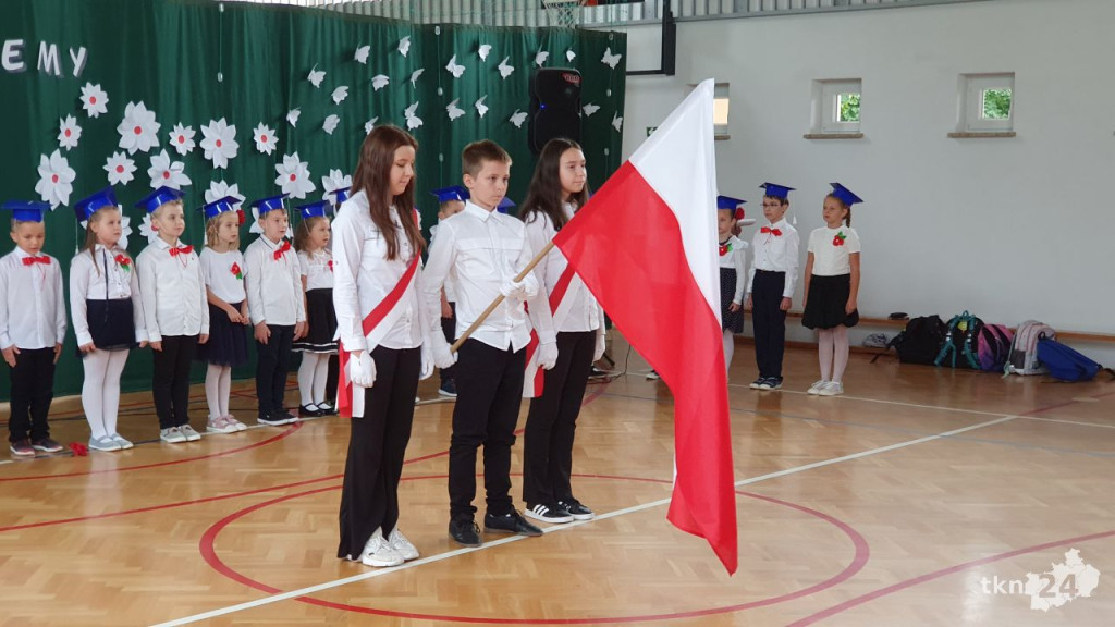 Pierwszoklasiści z Dziebałtowa pasowani na uczniów [wideo, zdjęcia]