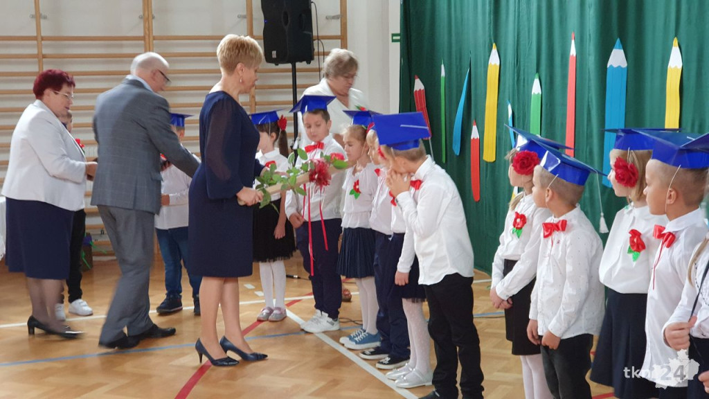 Pierwszoklasiści z Dziebałtowa pasowani na uczniów [wideo, zdjęcia]