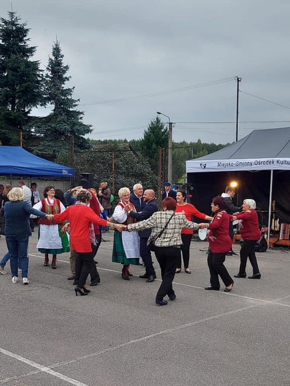 Znakomita zabawa w Hucisku z KGW 