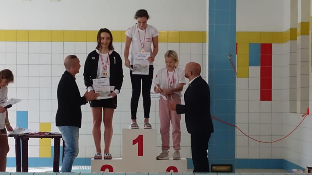 Pływackie zawody o Puchar Marszałka Województwa w Czarnieckiej Górze [zdjęcia]