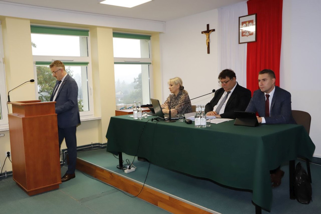 Informacyjna sesja Rady Powiatu. Mówiono też o drogach [wideo, zdjęcia]