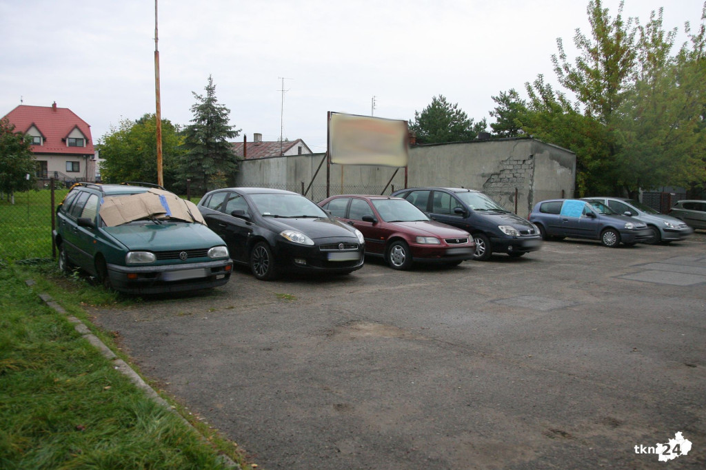 Wraki aut zalegają na parkingu. Kto powinien je uprzątnąć?