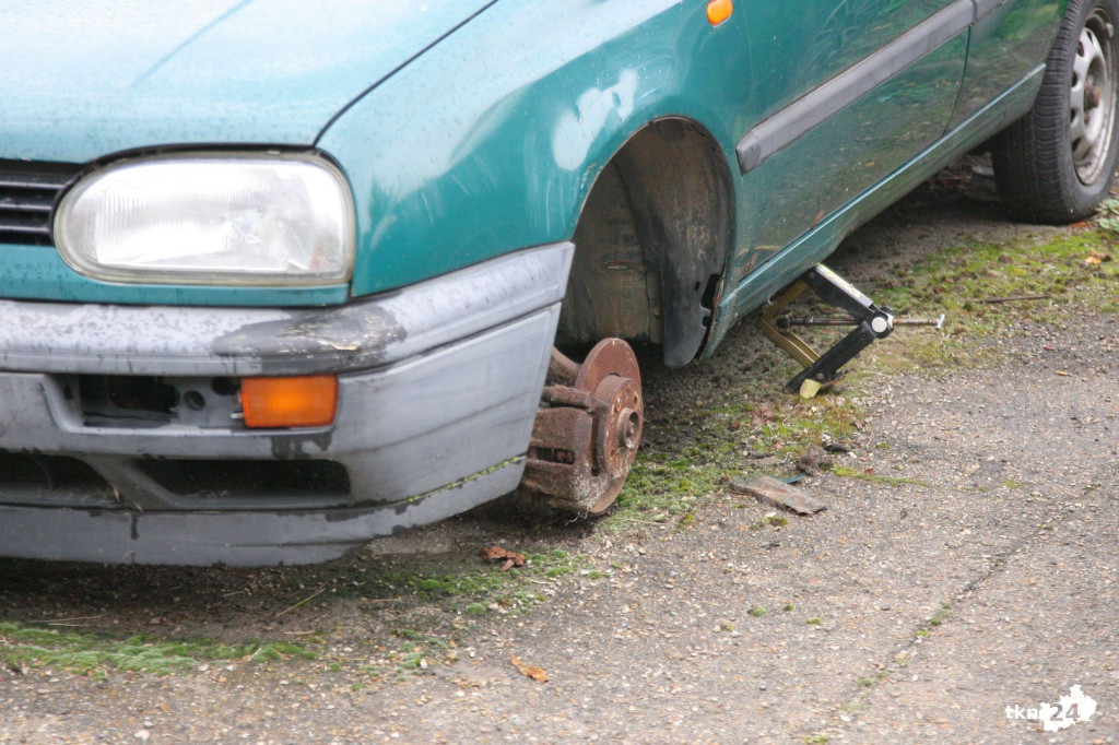 Wraki aut zalegają na parkingu. Kto powinien je uprzątnąć?