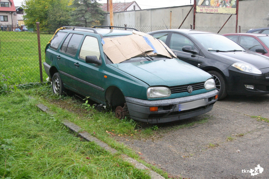 Wraki aut zalegają na parkingu. Kto powinien je uprzątnąć?