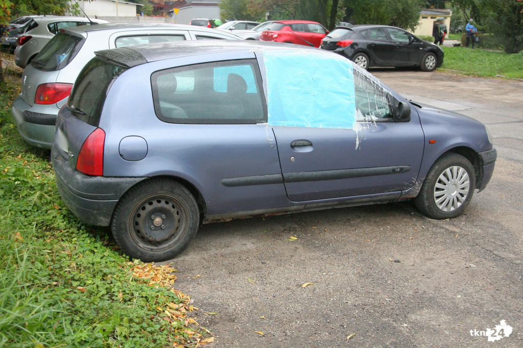 Wraki aut zalegają na parkingu. Kto powinien je uprzątnąć?