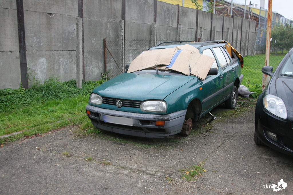 Wraki aut zalegają na parkingu. Kto powinien je uprzątnąć?