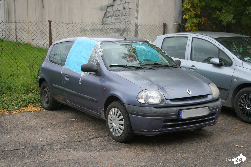 Wraki aut zalegają na parkingu. Kto powinien je uprzątnąć?