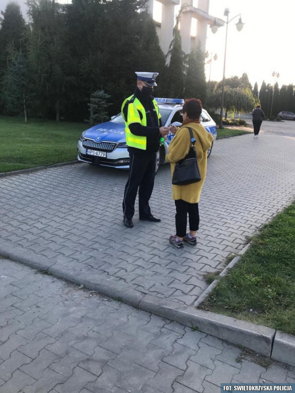 Odblaski dla pieszych. Profilaktyczna akcja policji [zdjęcia]
