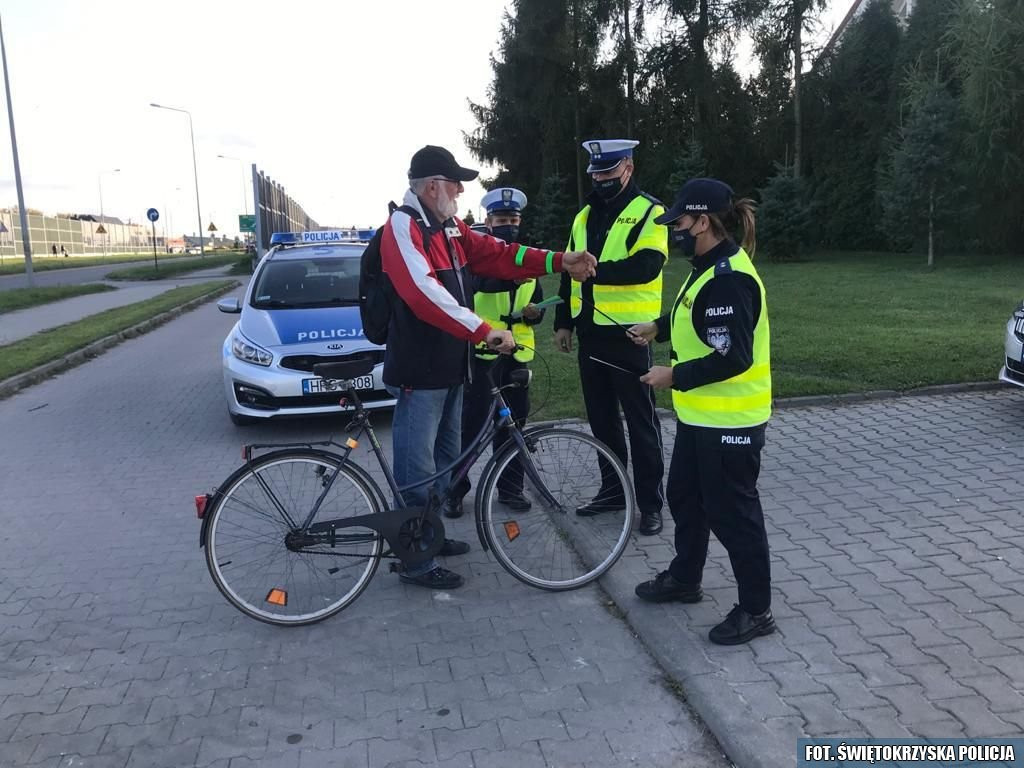 Odblaski dla pieszych. Profilaktyczna akcja policji [zdjęcia]