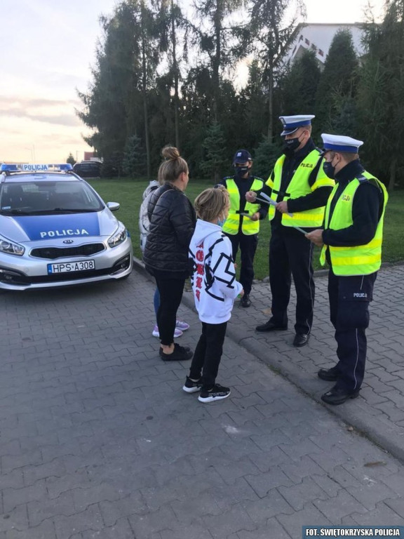 Odblaski dla pieszych. Profilaktyczna akcja policji [zdjęcia]