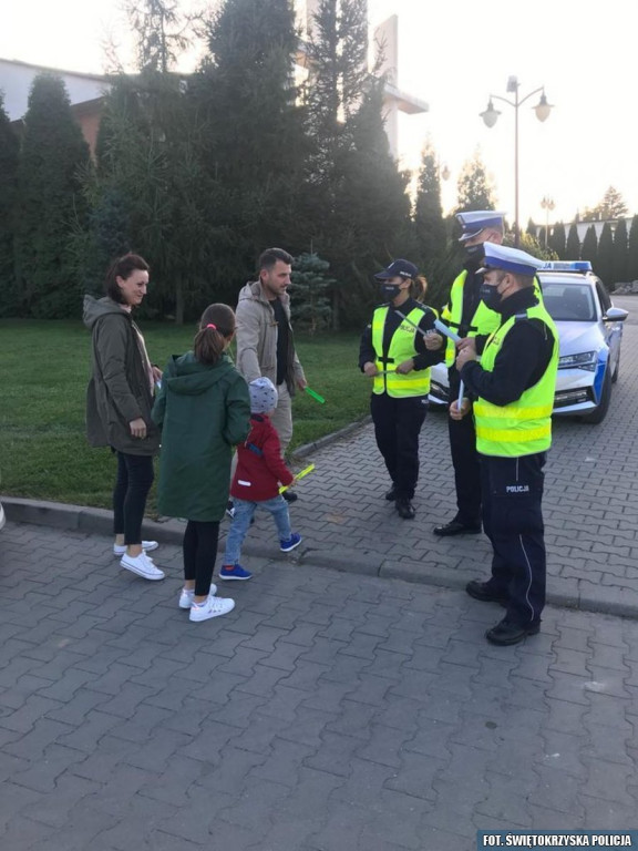 Odblaski dla pieszych. Profilaktyczna akcja policji [zdjęcia]