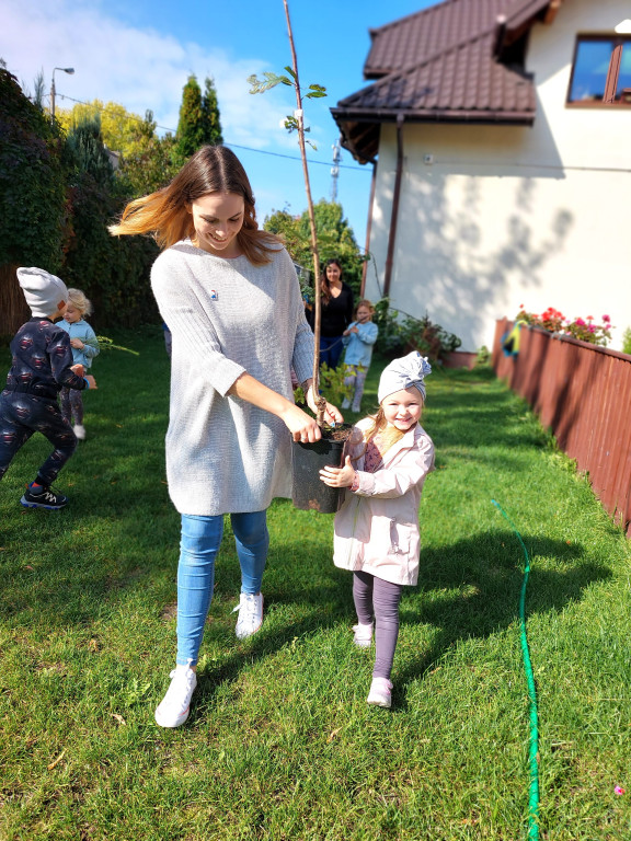 Dzieci sadzą drzewa. To pokłosie akcji `Drzewko za surowce` [fotorelacja]