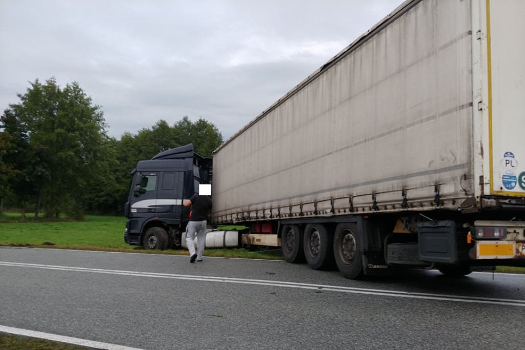 Uwaga! Ciężarówka blokuje drogę w Czermnie. Są objazdy