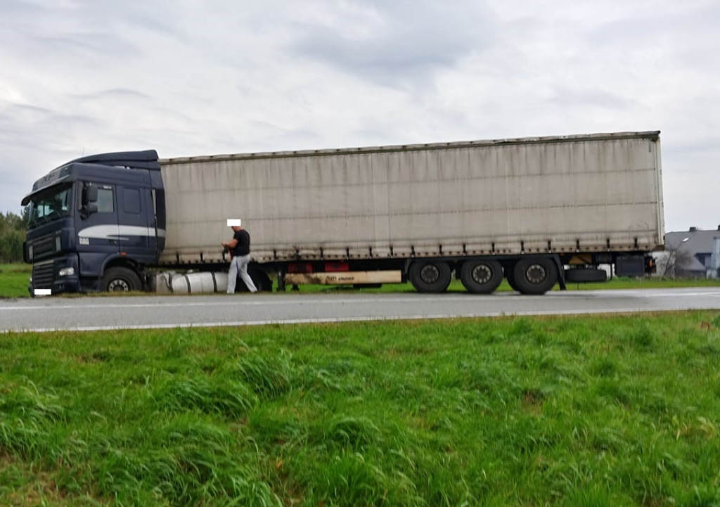 Uwaga! Ciężarówka blokuje drogę w Czermnie. Są objazdy