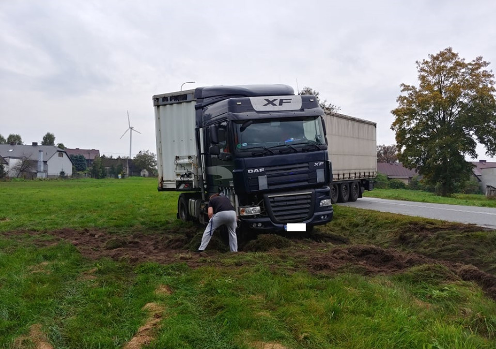 Uwaga! Ciężarówka blokuje drogę w Czermnie. Są objazdy