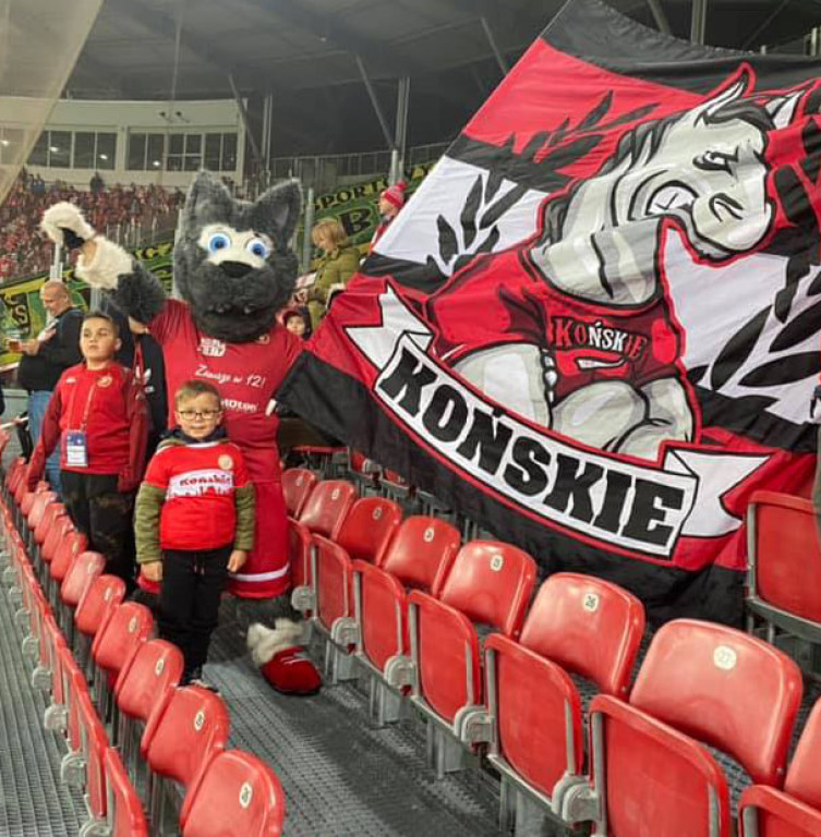 Dzieci z Końskich pojechały na mecz Widzewa [zdjęcia]