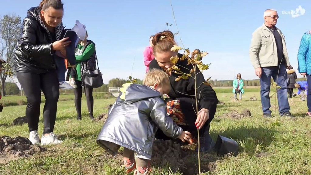 Jedno dziecko, jedno drzewo w gminie Radoszyce. Ciekawy sposób na Międzynarodowy Dzień Drzewa [wideo, zdjęcia]