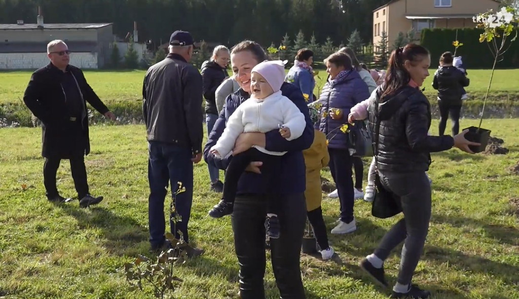 Jedno dziecko, jedno drzewo w gminie Radoszyce. Ciekawy sposób na Międzynarodowy Dzień Drzewa [wideo, zdjęcia]