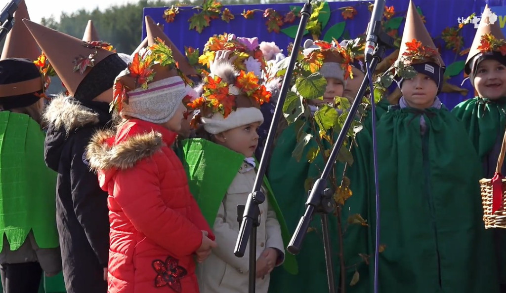Jedno dziecko, jedno drzewo w gminie Radoszyce. Ciekawy sposób na Międzynarodowy Dzień Drzewa [wideo, zdjęcia]