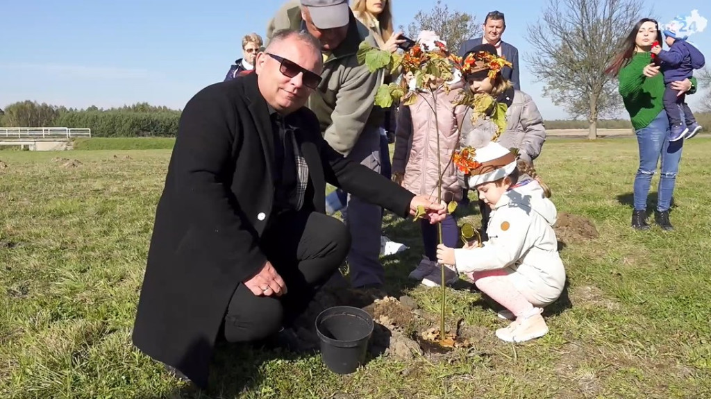 Jedno dziecko, jedno drzewo w gminie Radoszyce. Ciekawy sposób na Międzynarodowy Dzień Drzewa [wideo, zdjęcia]