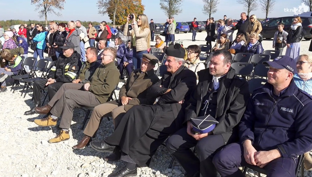 Jedno dziecko, jedno drzewo w gminie Radoszyce. Ciekawy sposób na Międzynarodowy Dzień Drzewa [wideo, zdjęcia]