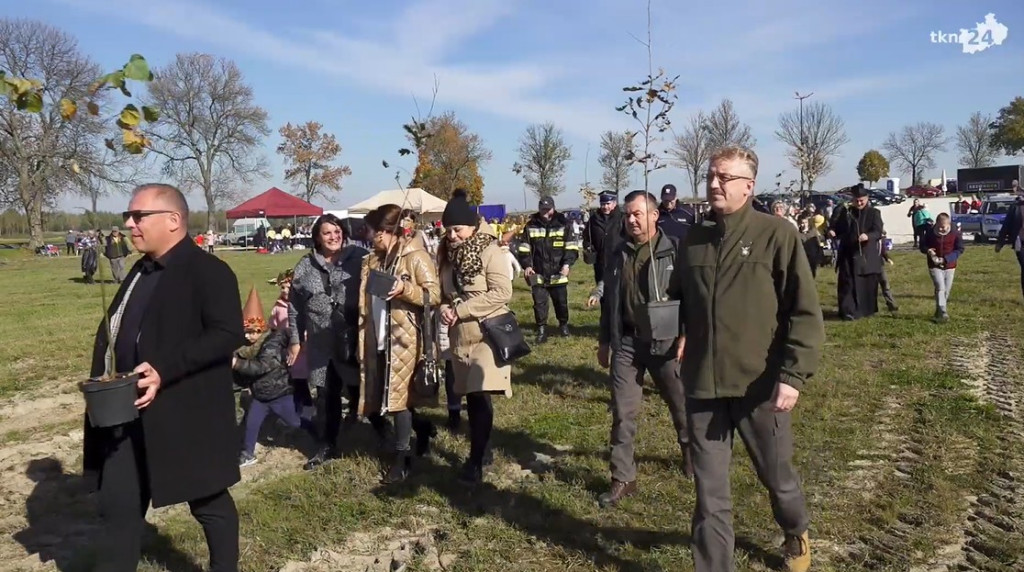 Jedno dziecko, jedno drzewo w gminie Radoszyce. Ciekawy sposób na Międzynarodowy Dzień Drzewa [wideo, zdjęcia]