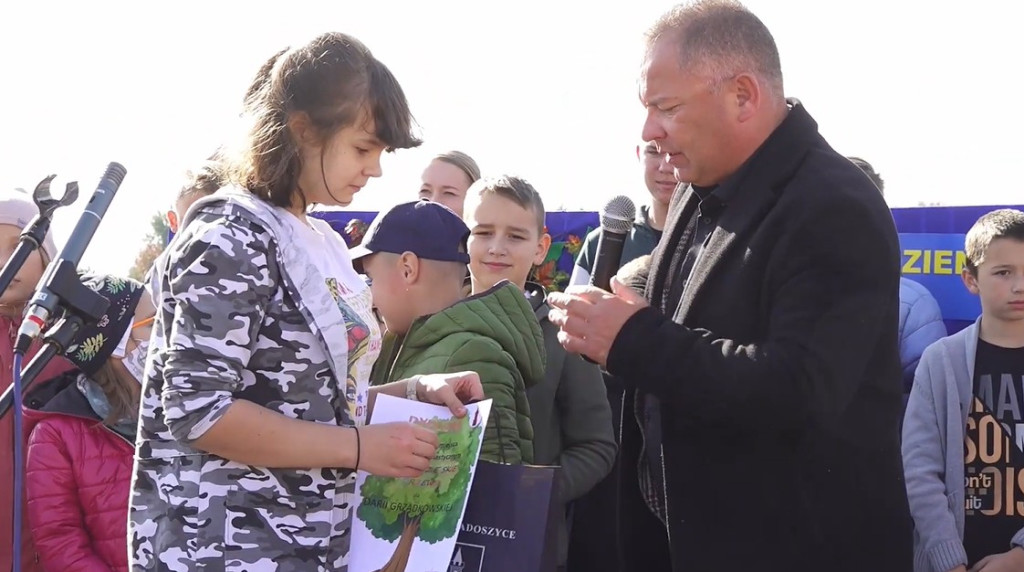 Jedno dziecko, jedno drzewo w gminie Radoszyce. Ciekawy sposób na Międzynarodowy Dzień Drzewa [wideo, zdjęcia]