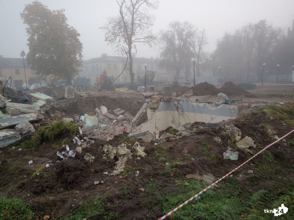 Szalet ze skwerku rozebrany! Zobaczcie historyczne zdjęcia [fotorelacja]