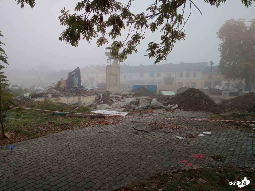 Szalet ze skwerku rozebrany! Zobaczcie historyczne zdjęcia [fotorelacja]