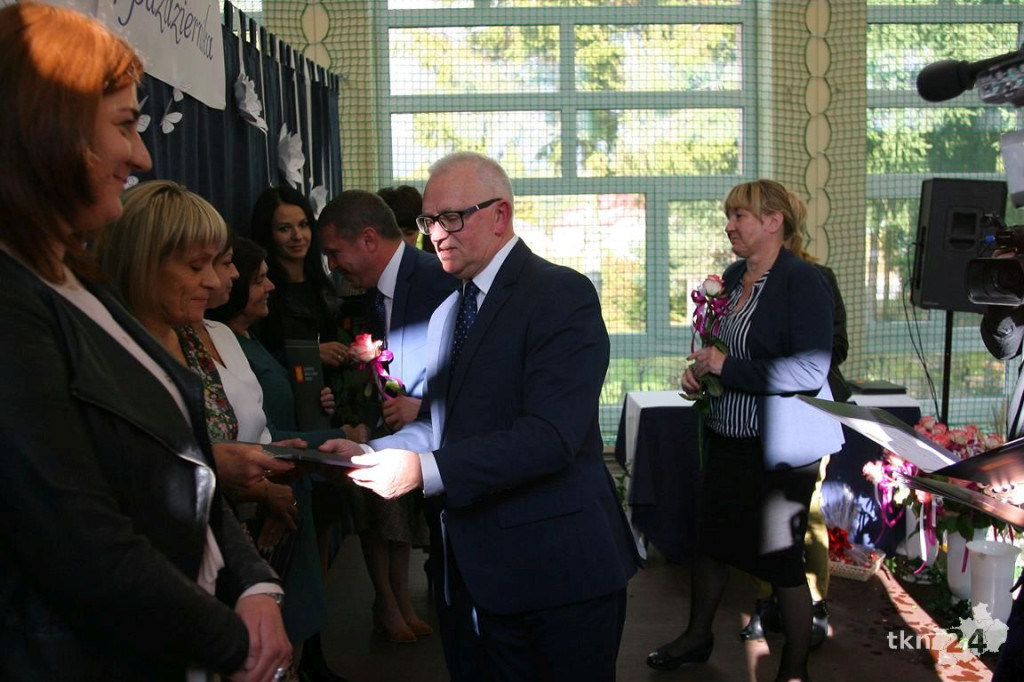 Piękne święto nauczycieli z gminy Końskie w Nieświniu. Z obawami w tle [wideo, zdjęcia]