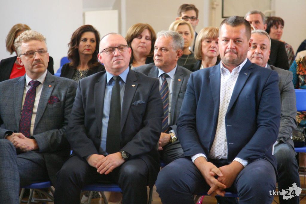 Powiat uhonorował nauczycieli z okazji święta edukacji [wideo, zdjęcia]