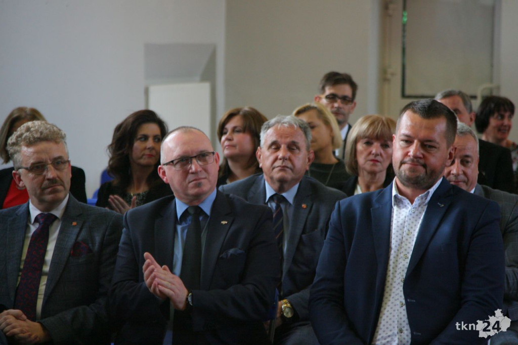 Powiat uhonorował nauczycieli z okazji święta edukacji [wideo, zdjęcia]