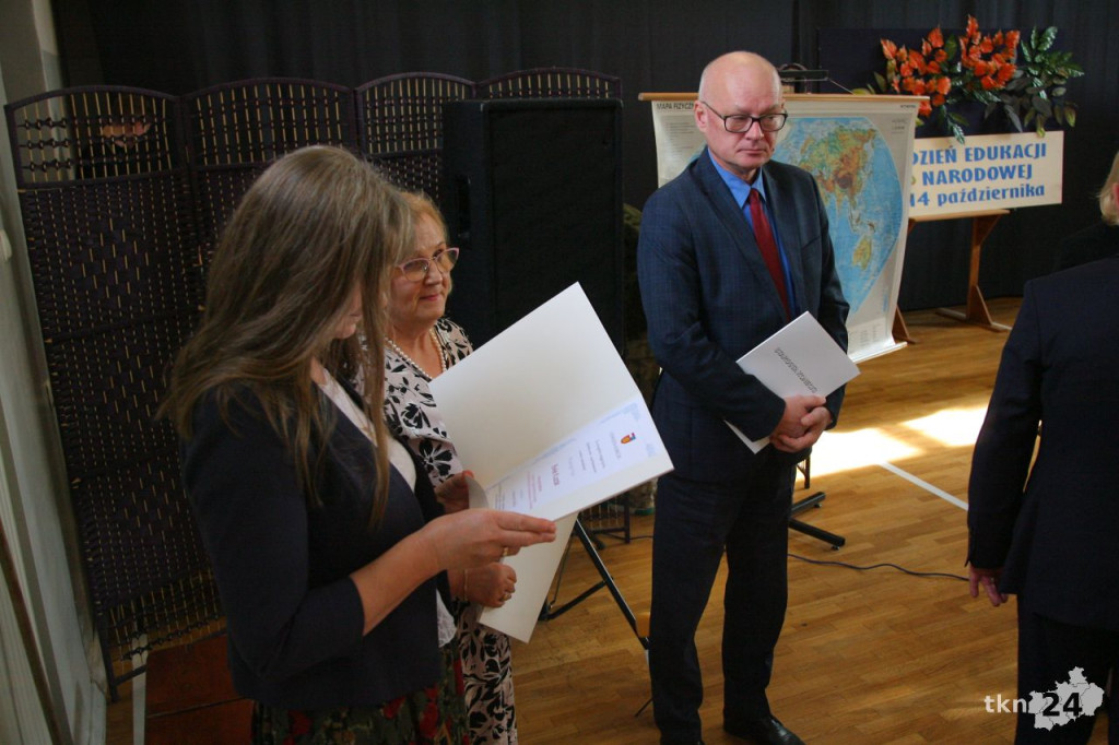 Powiat uhonorował nauczycieli z okazji święta edukacji [wideo, zdjęcia]