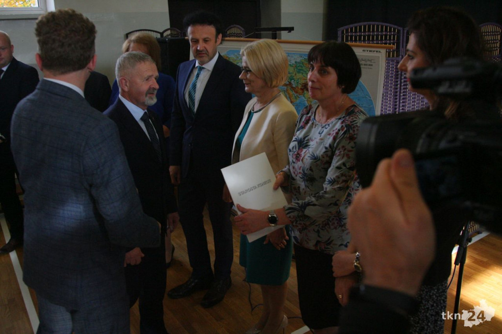 Powiat uhonorował nauczycieli z okazji święta edukacji [wideo, zdjęcia]
