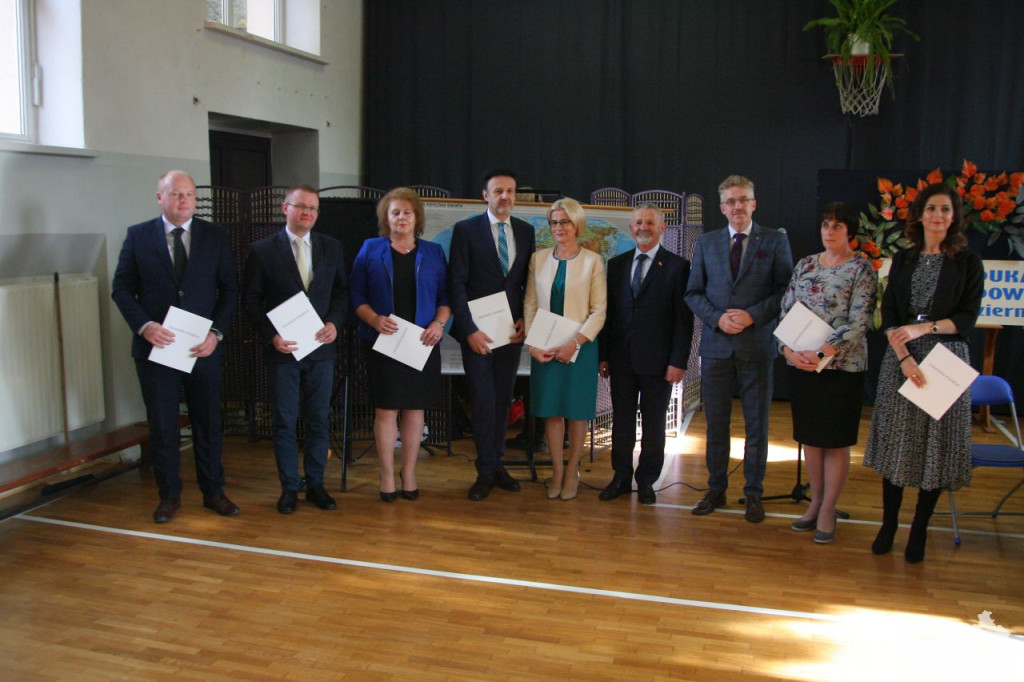 Powiat uhonorował nauczycieli z okazji święta edukacji [wideo, zdjęcia]