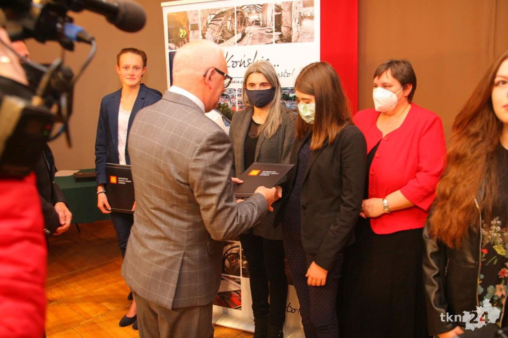 Najlepsi uczniowie z gminy Końskie wyróżnieni przez burmistrza [wideo, zdjęcia]