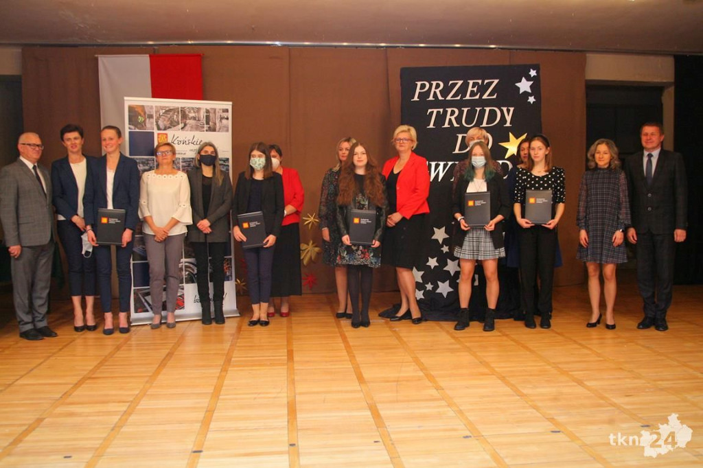 Najlepsi uczniowie z gminy Końskie wyróżnieni przez burmistrza [wideo, zdjęcia]