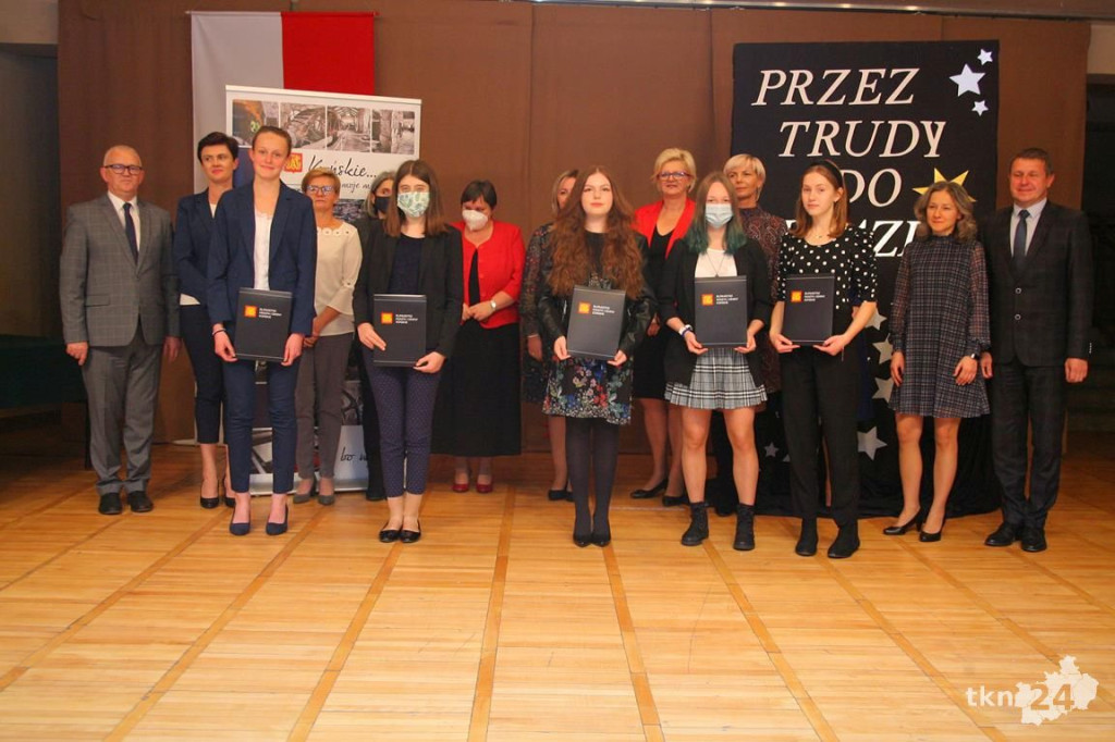 Najlepsi uczniowie z gminy Końskie wyróżnieni przez burmistrza [wideo, zdjęcia]