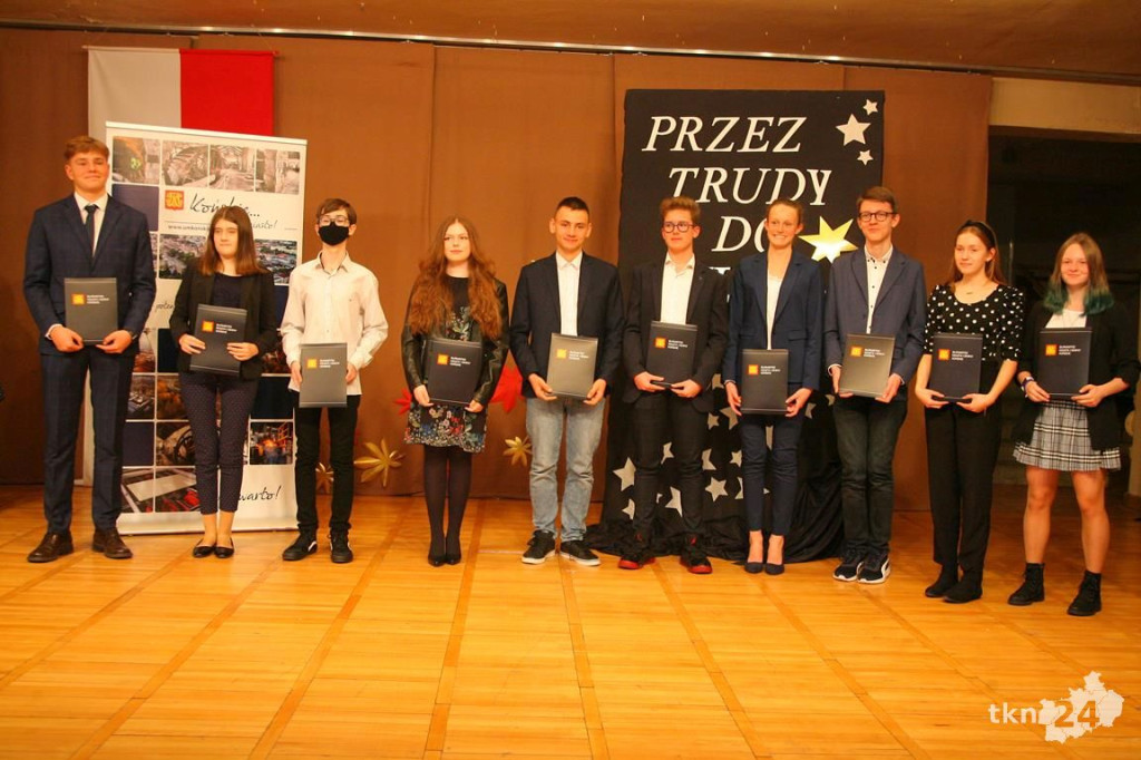 Najlepsi uczniowie z gminy Końskie wyróżnieni przez burmistrza [wideo, zdjęcia]