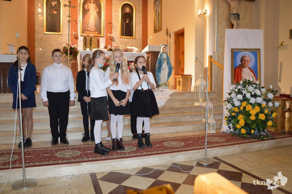 Ślubowanie pierwszaków i dzień patrona w szkole w Wilczkowicach [zdjęcia]