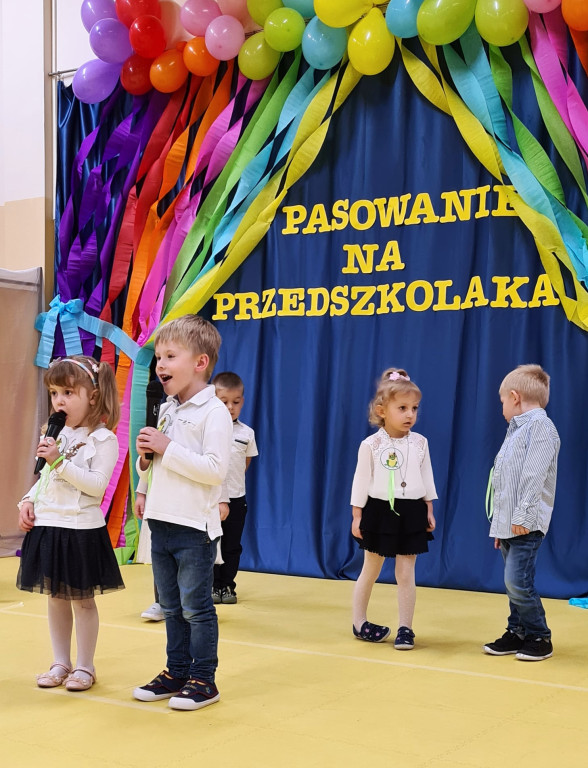 Pasowanie przedszkolaków z `Bajkowej Krainy` [fotorelacja]