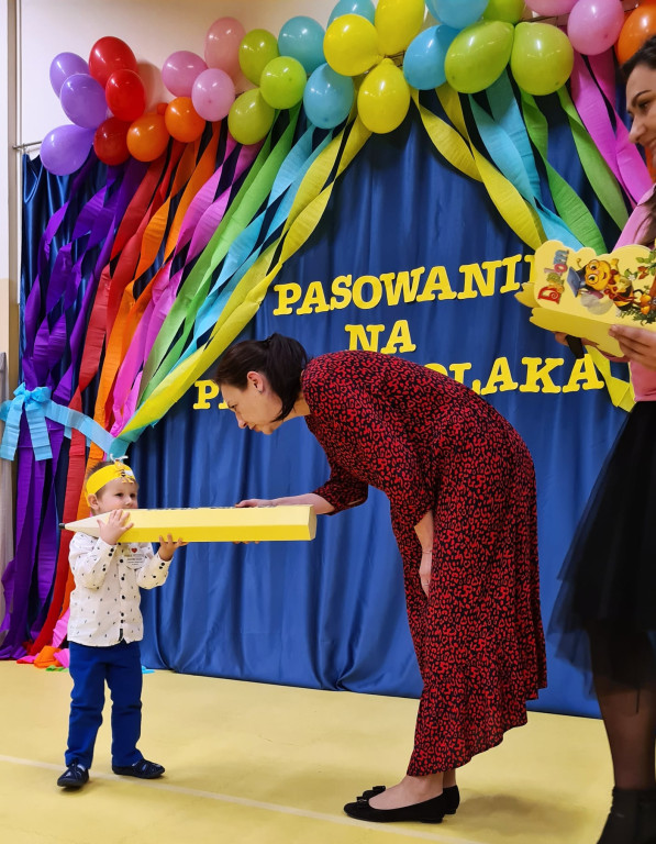 Pasowanie przedszkolaków z `Bajkowej Krainy` [fotorelacja]