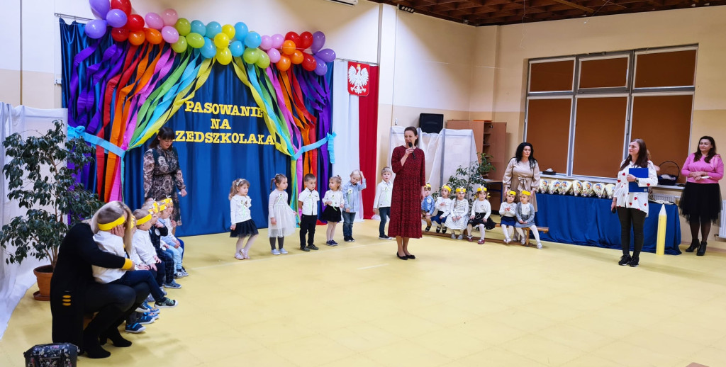 Pasowanie przedszkolaków z `Bajkowej Krainy` [fotorelacja]