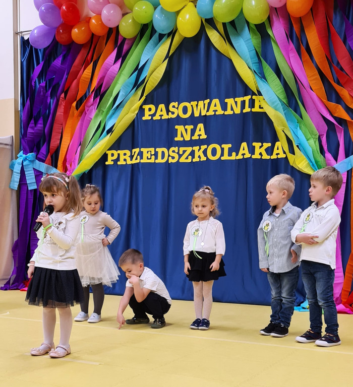 Pasowanie przedszkolaków z `Bajkowej Krainy` [fotorelacja]