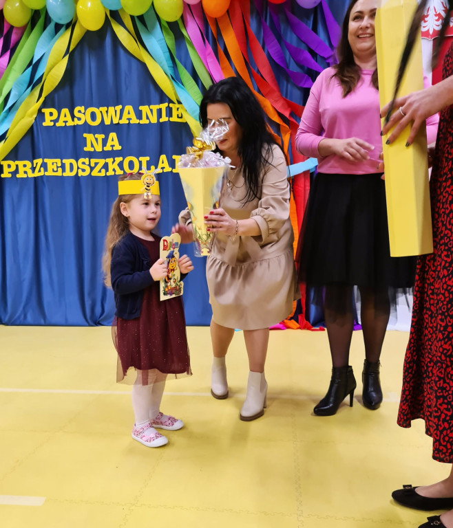 Pasowanie przedszkolaków z `Bajkowej Krainy` [fotorelacja]