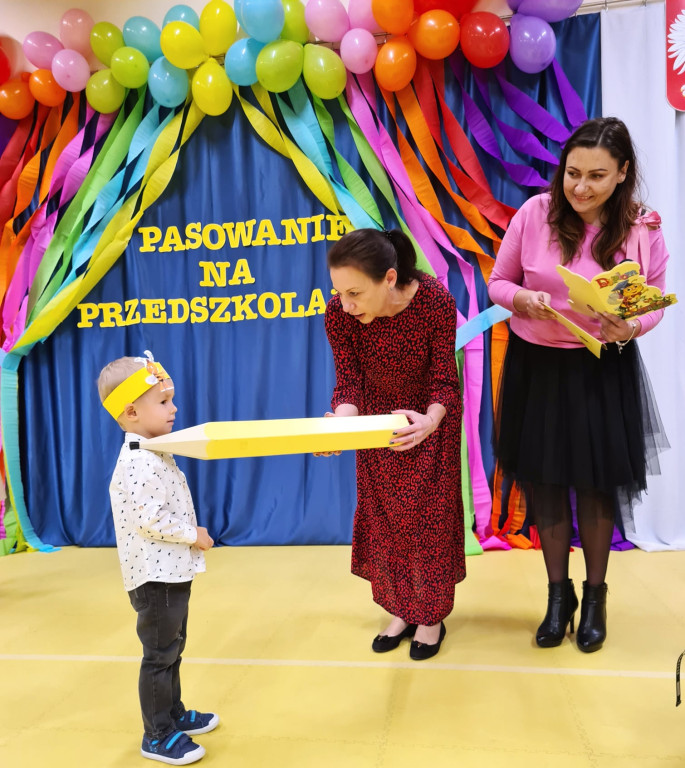 Pasowanie przedszkolaków z `Bajkowej Krainy` [fotorelacja]