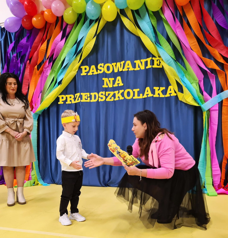 Pasowanie przedszkolaków z `Bajkowej Krainy` [fotorelacja]