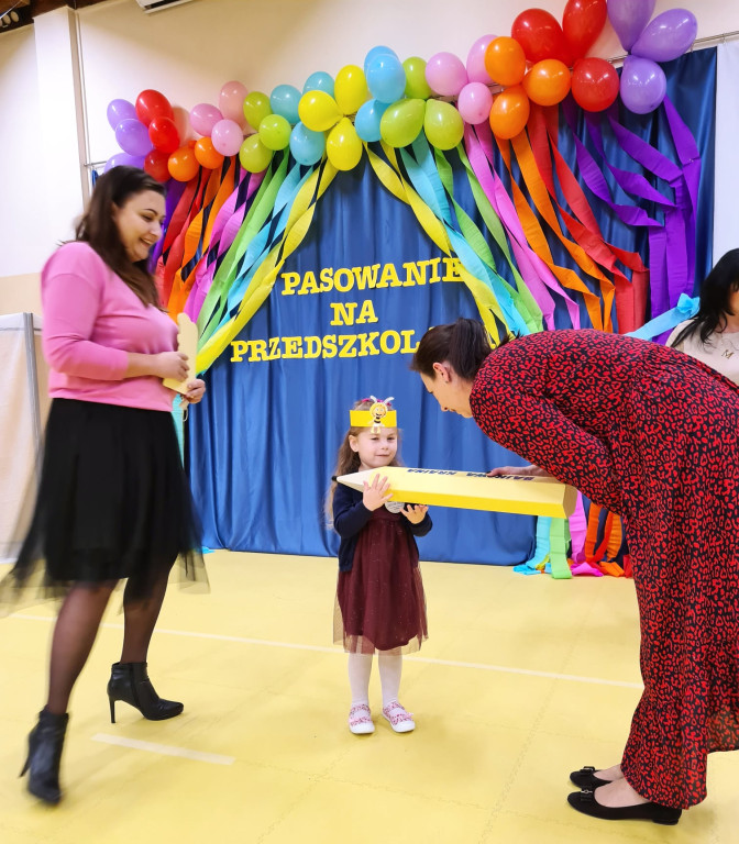 Pasowanie przedszkolaków z `Bajkowej Krainy` [fotorelacja]
